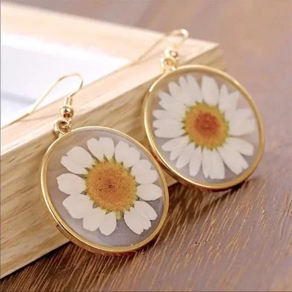 “Daisy Sundays” Real Flower Gold Circle Pendant Bohemian Hippie Plant Earrings - Picture 3 of 5